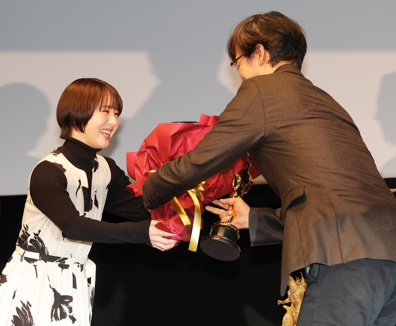 「ゴジラ－1．0」で米アカデミー賞視覚効果賞を受賞した山崎貴監督（右）に花束を渡す浜辺美波（撮影・野上伸悟）