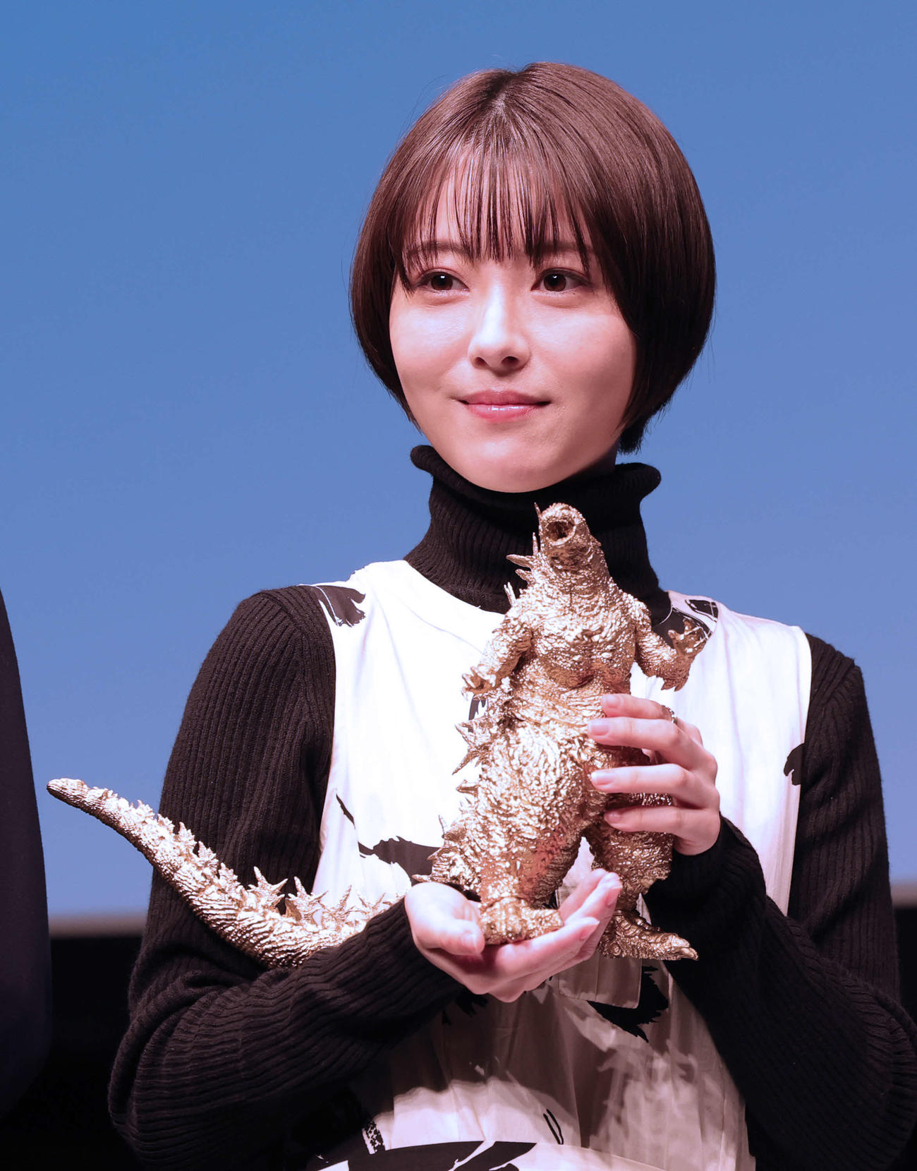 「ゴジラ－1．0」で米アカデミー賞視覚効果賞を受賞した山崎貴監督らの祝福に登場した浜辺美波は、ゴールドのゴジラ像を手にする（撮影・野上伸悟）