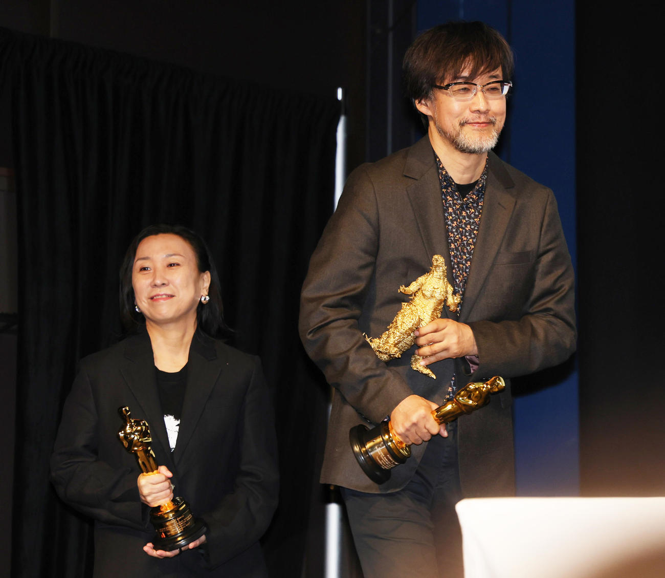 「ゴジラ－1．0」で米アカデミー賞視覚効果賞を受賞し、会見に臨む山崎貴監督。後方は渋谷紀世子氏（撮影・野上伸悟）