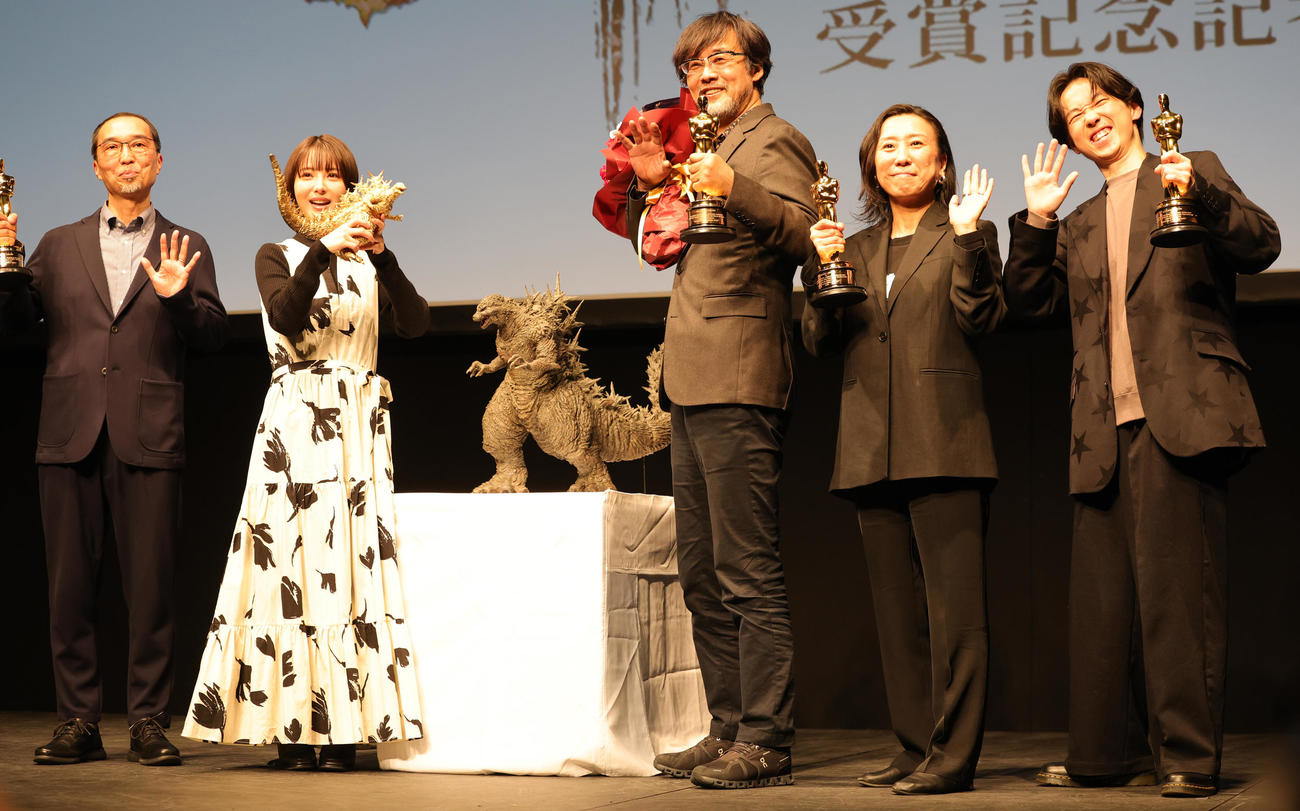 「ゴジラ－1．0」で米アカデミー賞視覚効果賞を受賞し、羽田空港で会見した、左から高橋正紀氏、浜辺美波、山崎貴監督、渋谷紀世子氏、野島達司氏（撮影・野上伸悟）