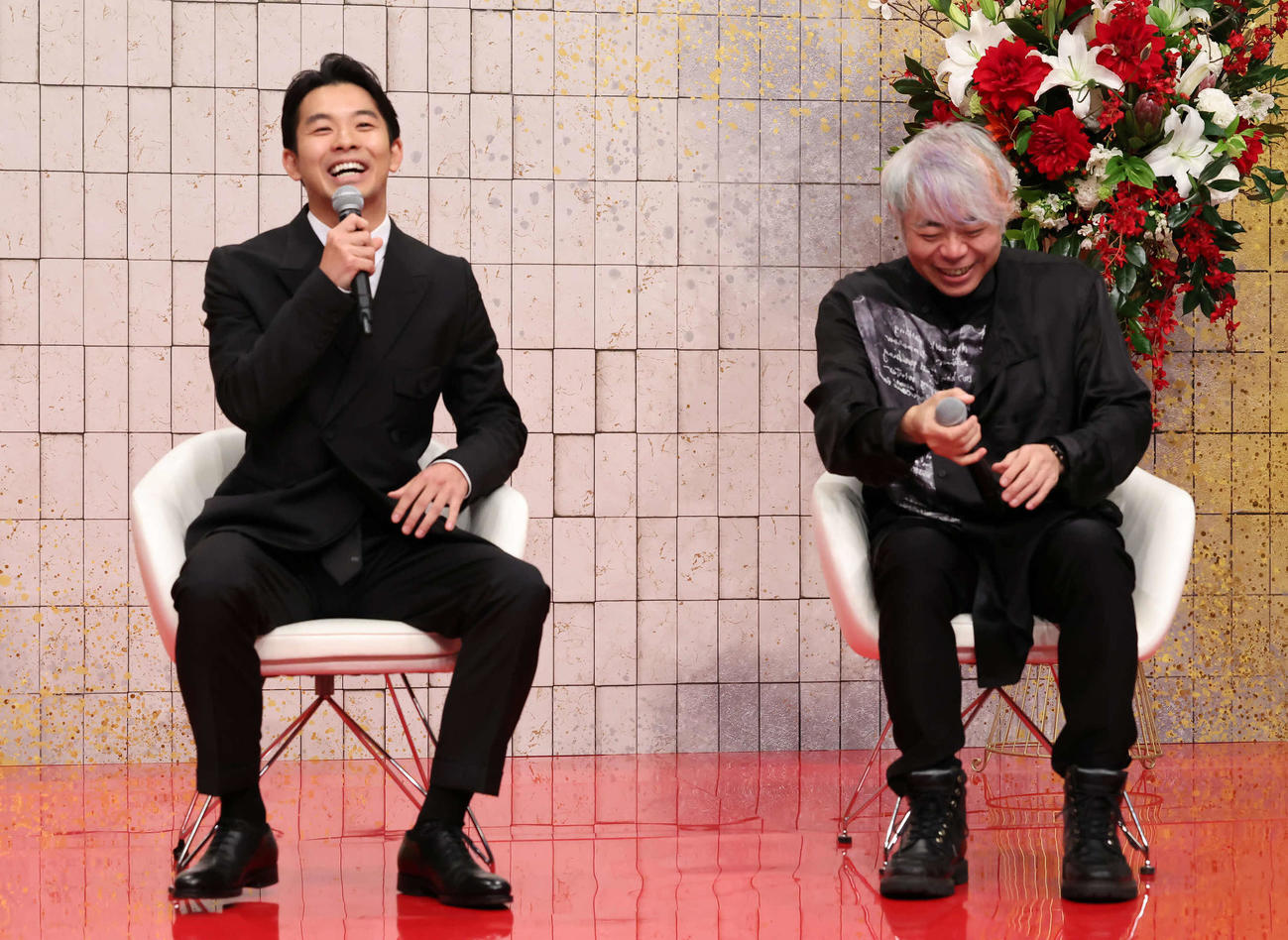 記者の質問に答える仲野太賀（左）と脚本を担当する八津弘幸（撮影・丹羽敏通）
