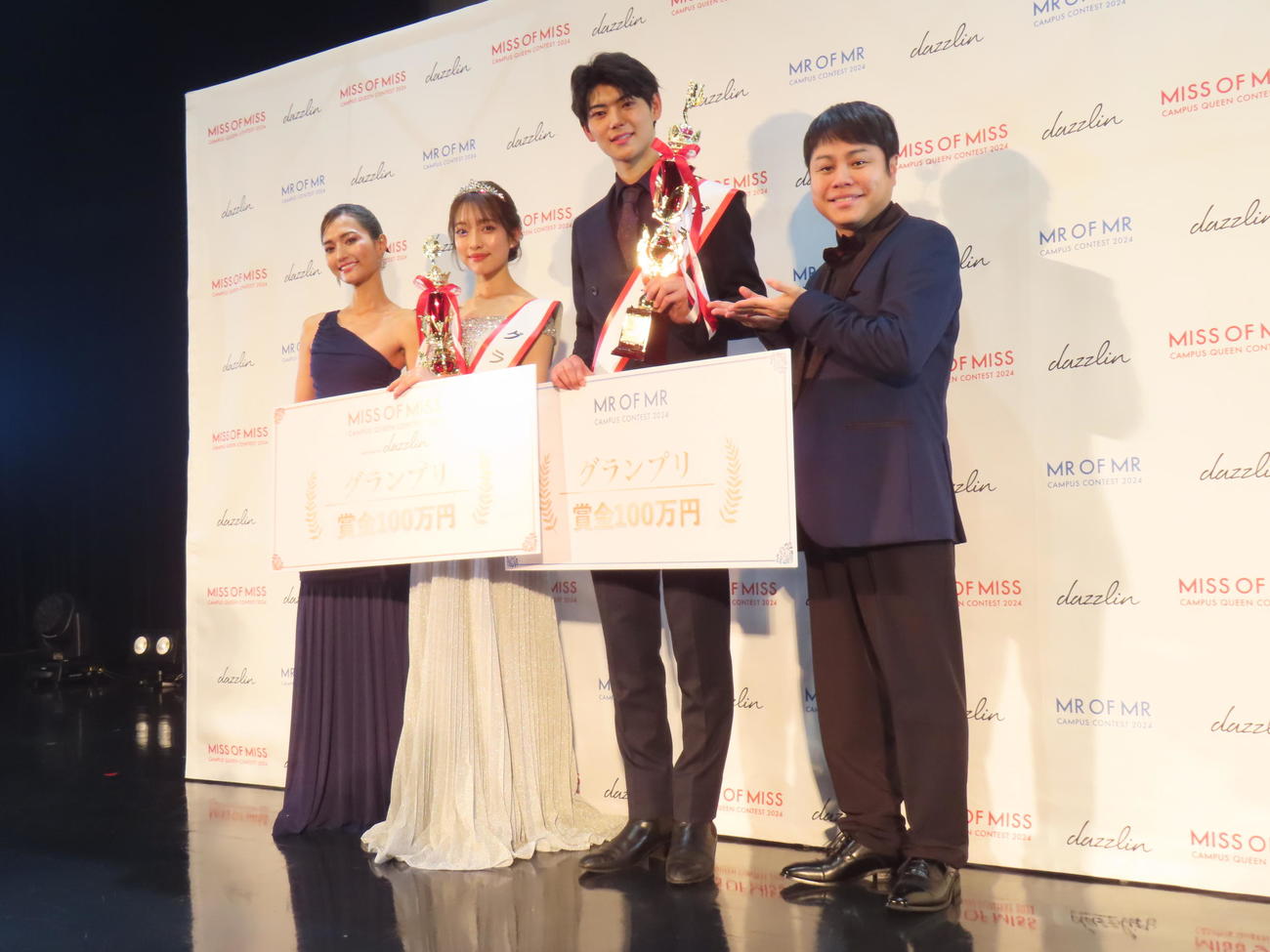 「ミスオブミスキャンパスクイーンコンテスト2024」でグランプリに輝いた大平ひかるさん（左から2人目）と「ミスターオブミスターキャンパスコンテスト2024」グランプリの柴田龍之介さん（同3人目）。左は山賀琴子、右はNON STYLE井上裕介