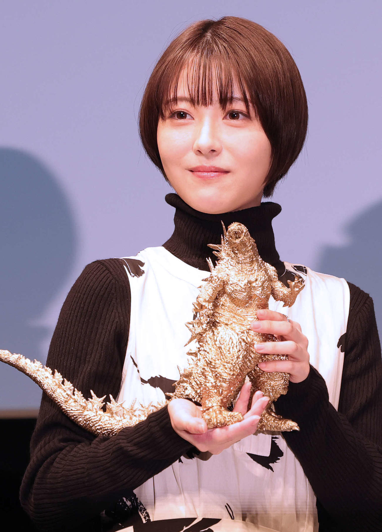 「ゴジラ－1．0」で米アカデミー賞視覚効果賞を受賞した山崎貴監督らの祝福に登場した浜辺美波は、ゴールドのゴジラ像を手にする（撮影・野上伸悟）
