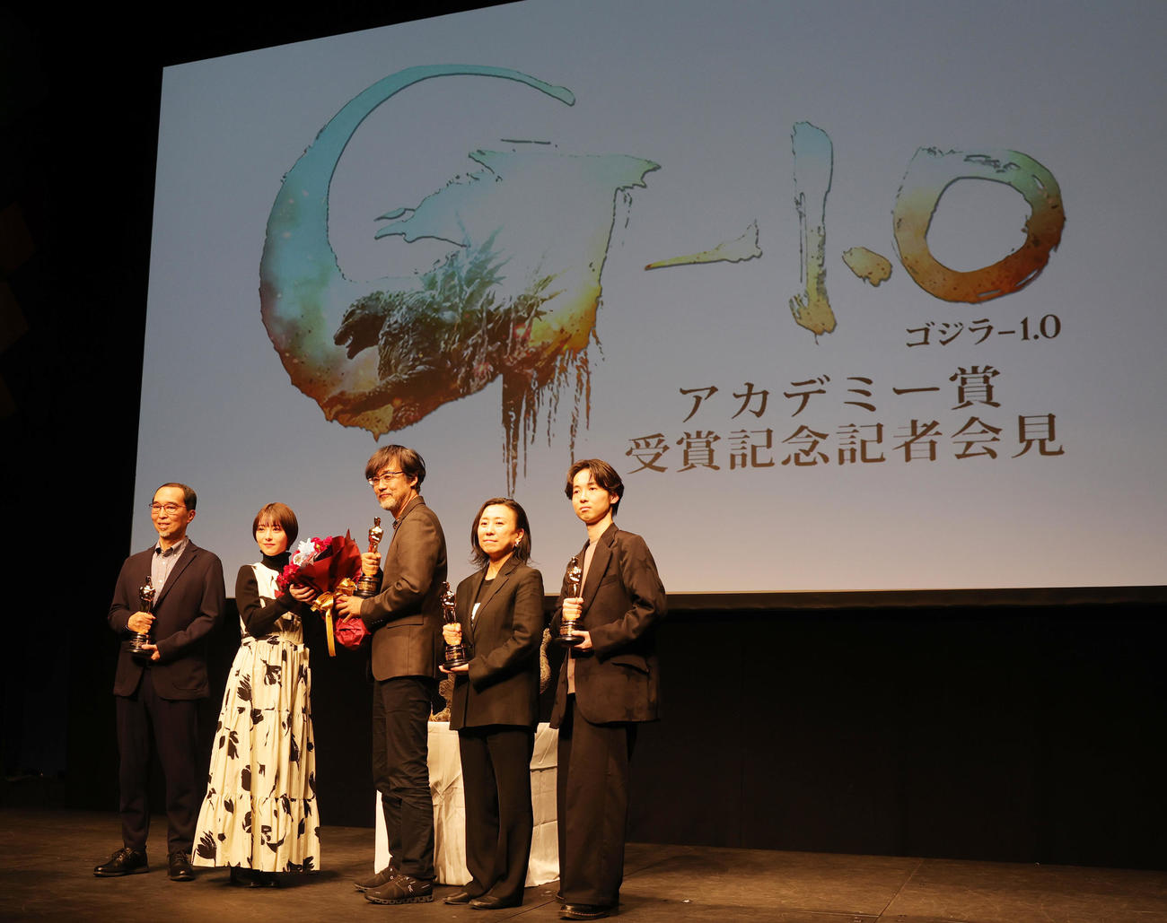 「ゴジラ－1．0」で米アカデミー賞視覚効果賞を受賞し、羽田空港で会見した、左から高橋正紀氏、浜辺美波、山崎貴監督、渋谷紀世子氏、野島達司氏（撮影・野上伸悟）