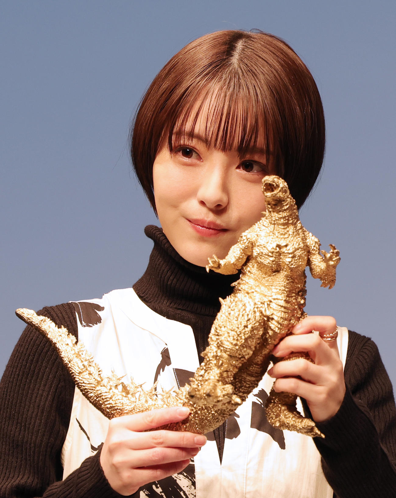 「ゴジラ－1．0」で米アカデミー賞視覚効果賞を受賞した山崎貴監督らの祝福に登場した浜辺美波は、ゴールドのゴジラ像を手にする（撮影・野上伸悟）