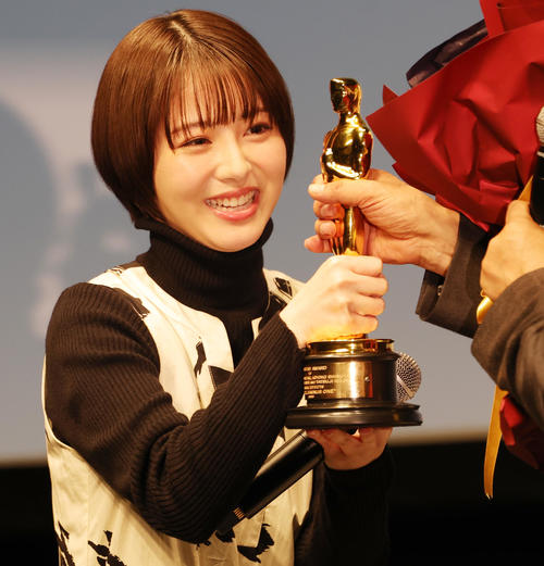 浜辺美波「想像の５倍重たかったです ！！ 」オスカー像の輝きと重さに衝撃
