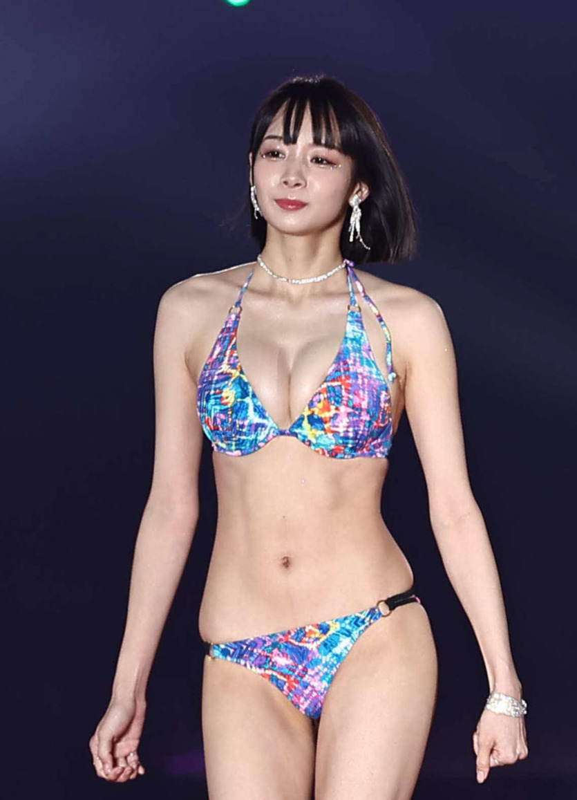 関西コレクションでランウエーを歩く岡田紗佳（2023年3月撮影）