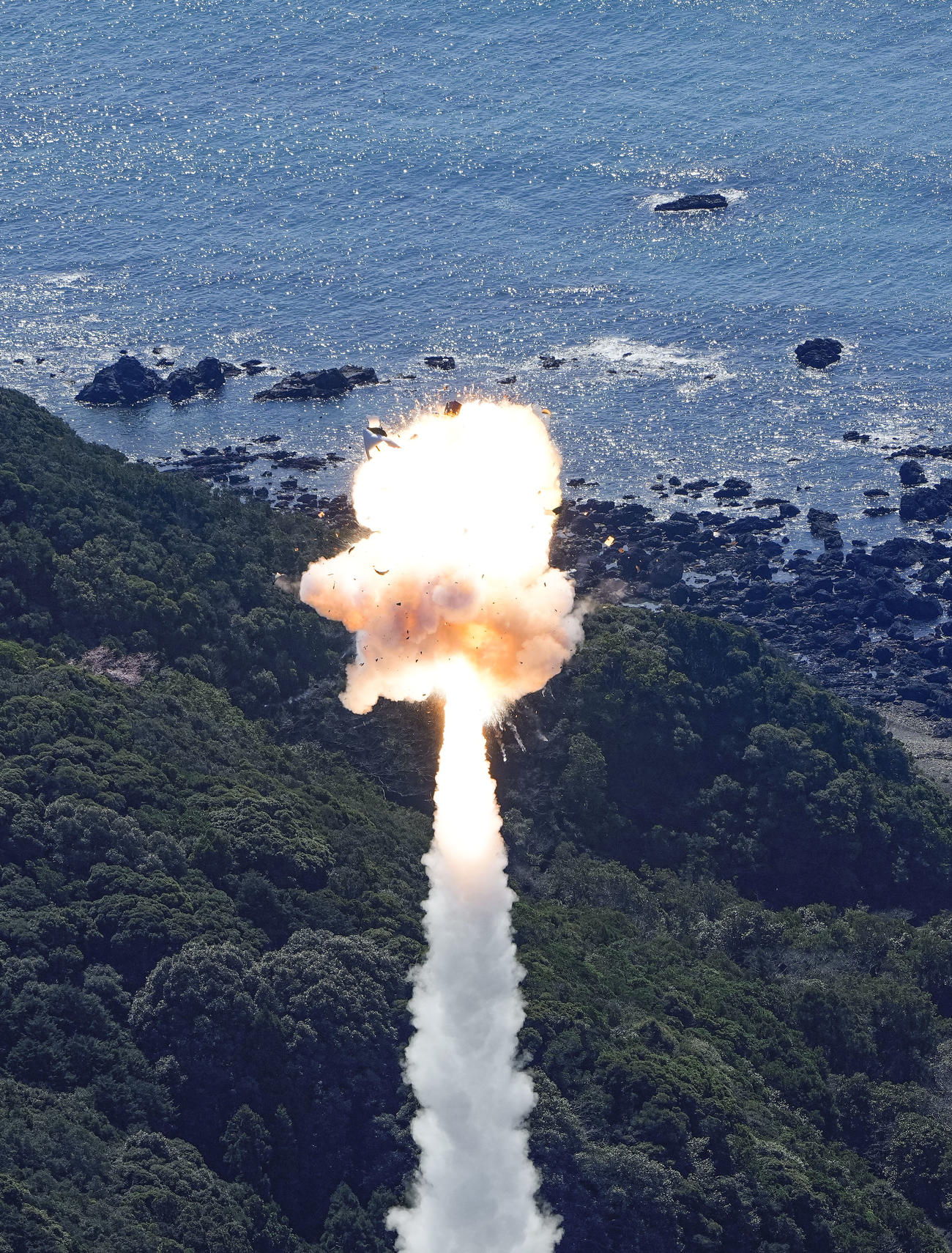 打ち上げ直後に爆発し、炎上する小型ロケット「カイロス」1号機（共同）