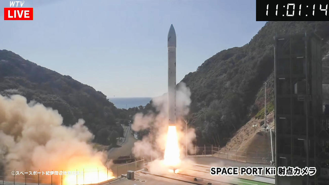 「スペースポート紀伊」から打ち上げられた小型ロケット「カイロス」1号機。この直後に爆発、炎上した（テレビ和歌山公式ユーチューブから、共同）