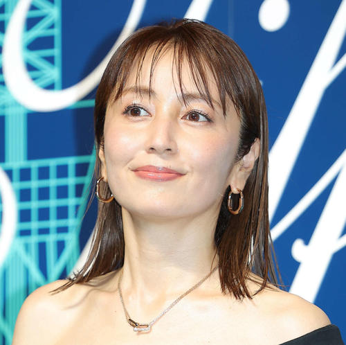 矢田亜希子が膝上スリットから美脚をチラ見せ　「美しすぎます」「たまらなくセクシー」絶賛の声