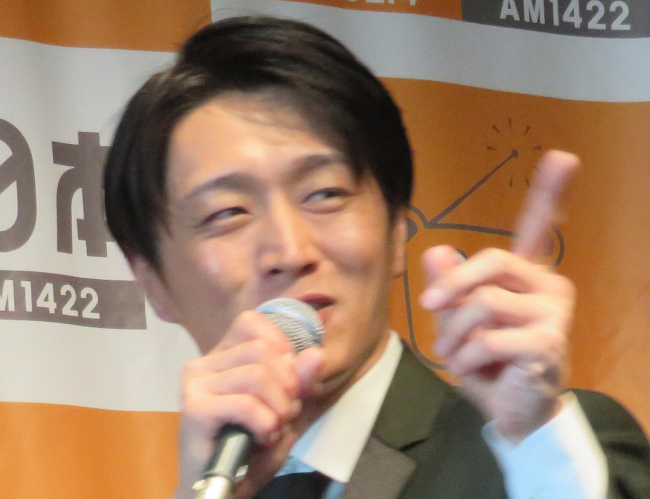 ラジオ日本「夏木ゆたかのホッと歌謡曲　熱唱！東京タワー歌謡劇場」の公開生放送で歌唱する真田ナオキ