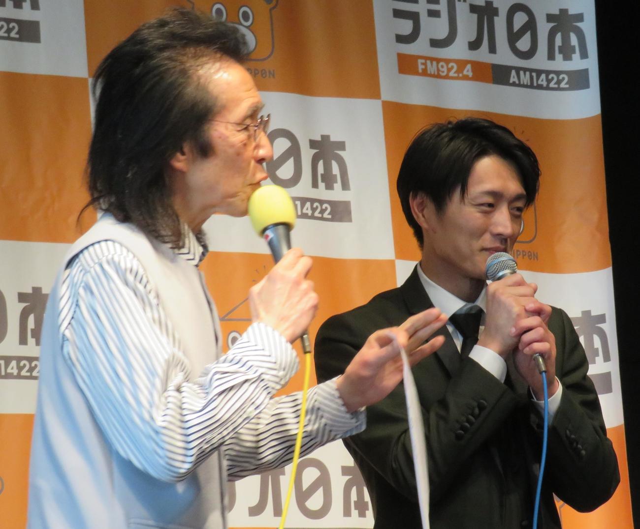 ラジオ日本「夏木ゆたかのホッと歌謡曲　熱唱！東京タワー歌謡劇場」の公開生放送に出演した真田ナオキ（右）とパーソナリティーの夏木ゆたか
