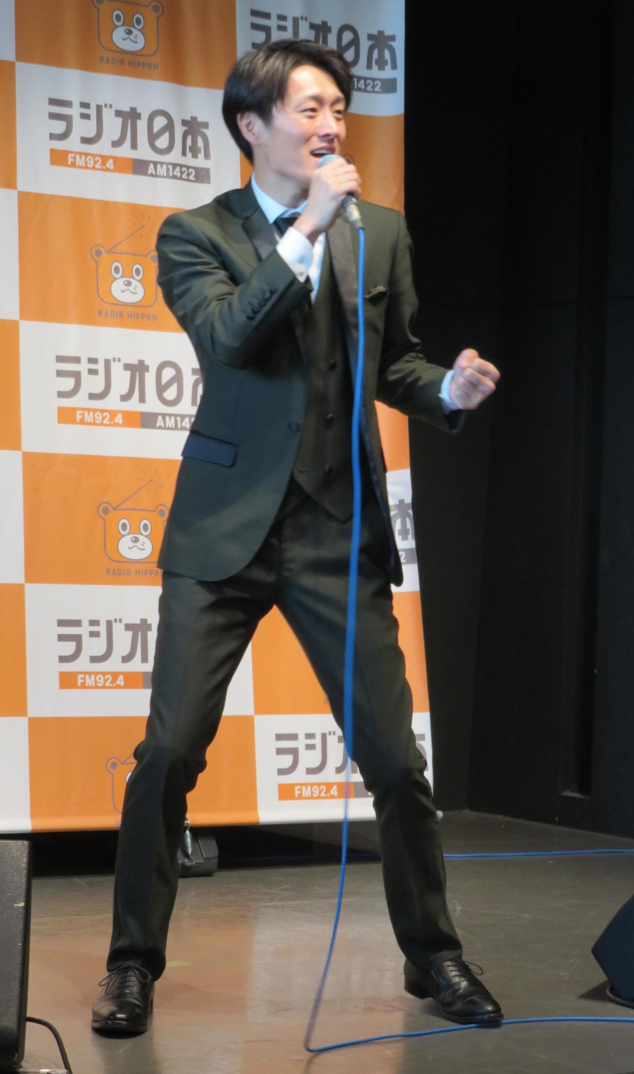 ラジオ日本「夏木ゆたかのホッと歌謡曲　熱唱！東京タワー歌謡劇場」の公開生放送で歌唱する真田ナオキ