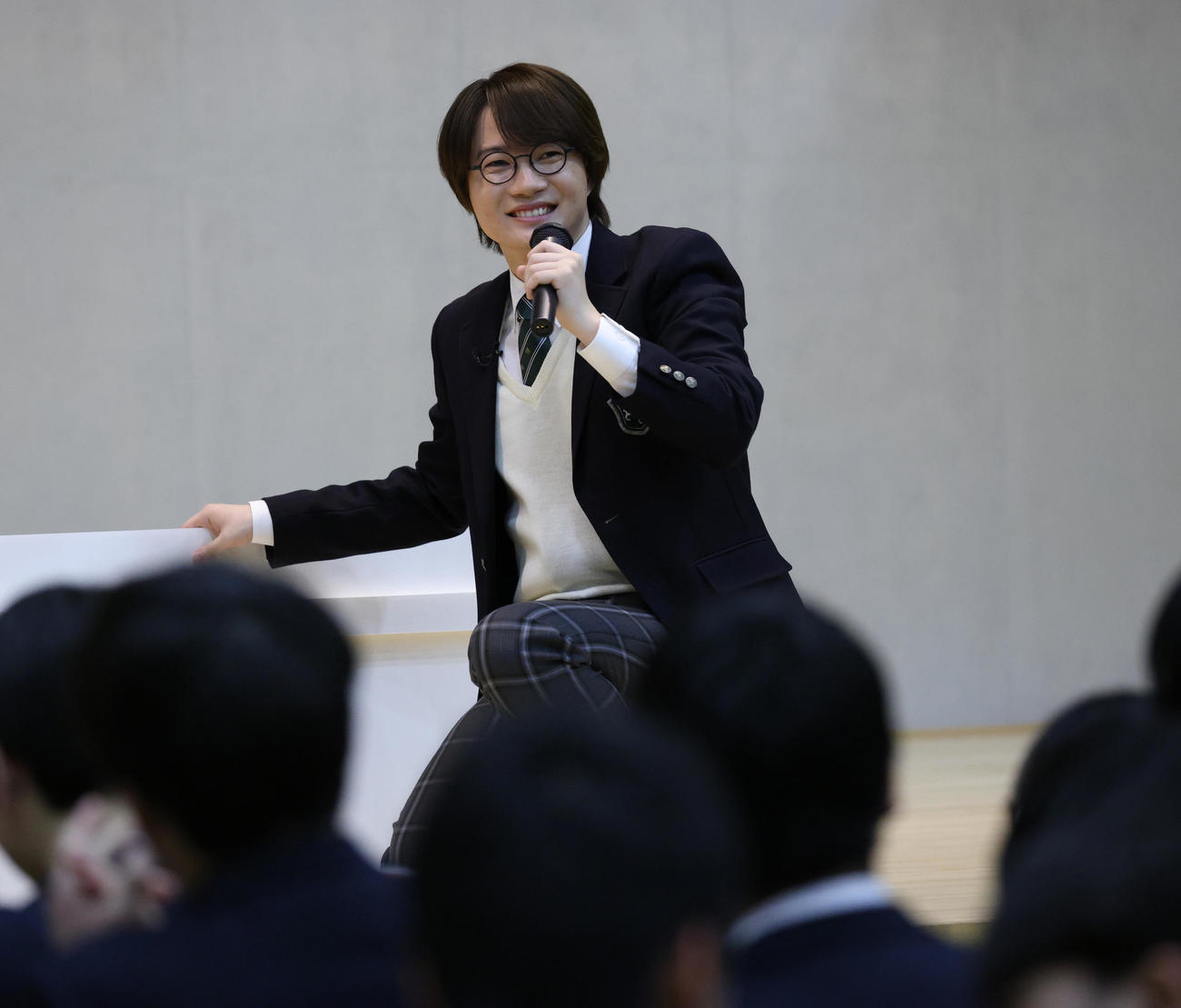 卒業サプライズの学校応援企画「さぁ何やる？青春式」に参加した神木隆之介（撮影・中島郁夫）