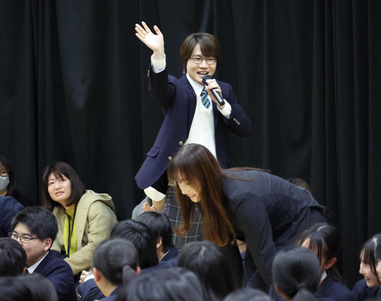 卒業サプライズの学校応援企画「さぁ何やる？青春式」に参加した神木隆之介（撮影・中島郁夫）