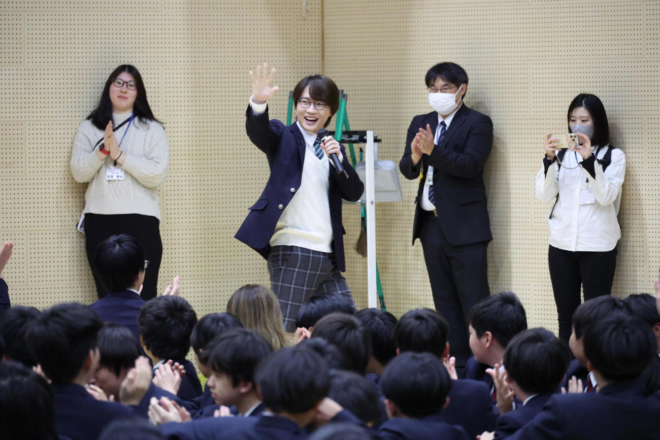 卒業サプライズの学校応援企画「さぁ何やる？青春式」に参加した神木隆之介（撮影・中島郁夫）