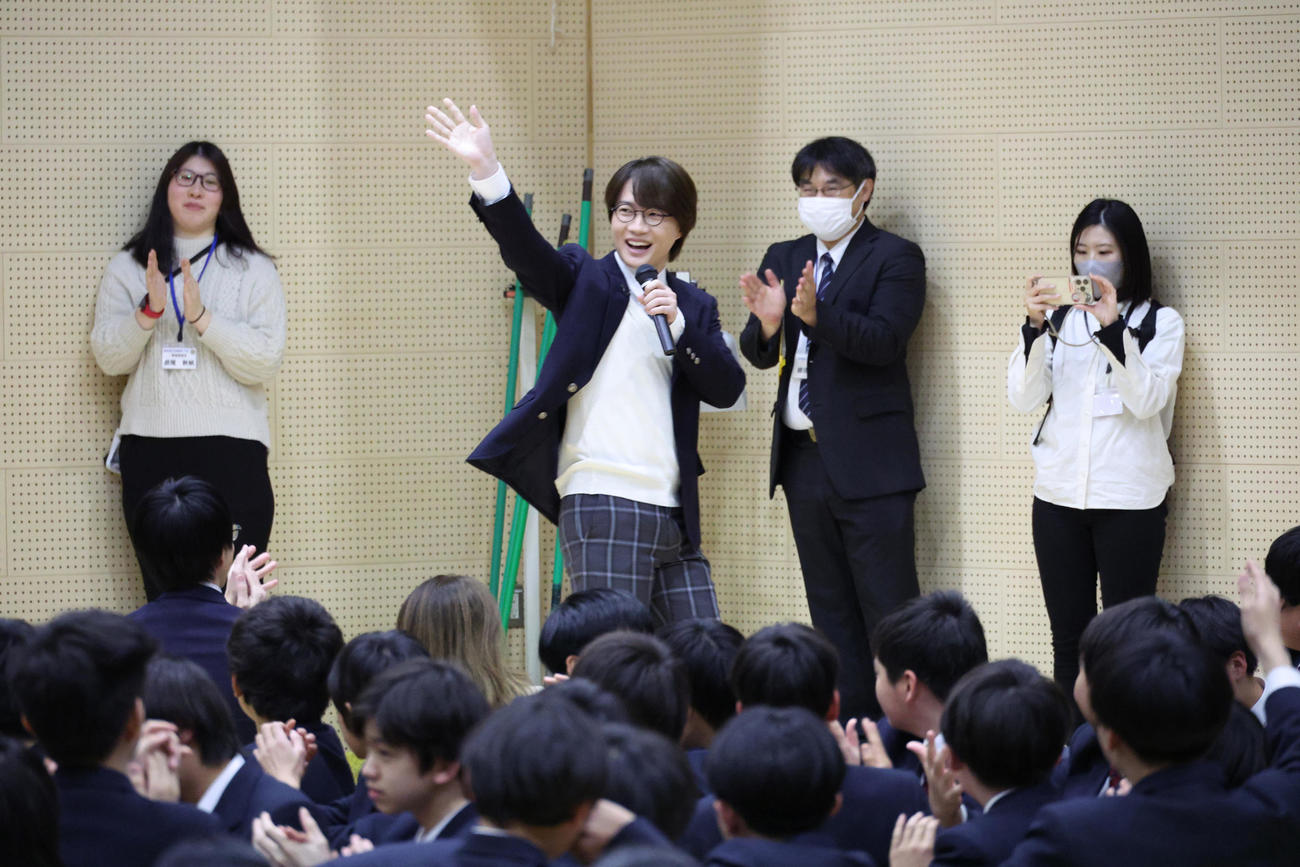 卒業サプライズの学校応援企画「さぁ何やる？青春式」に参加した神木隆之介（撮影・中島郁夫）