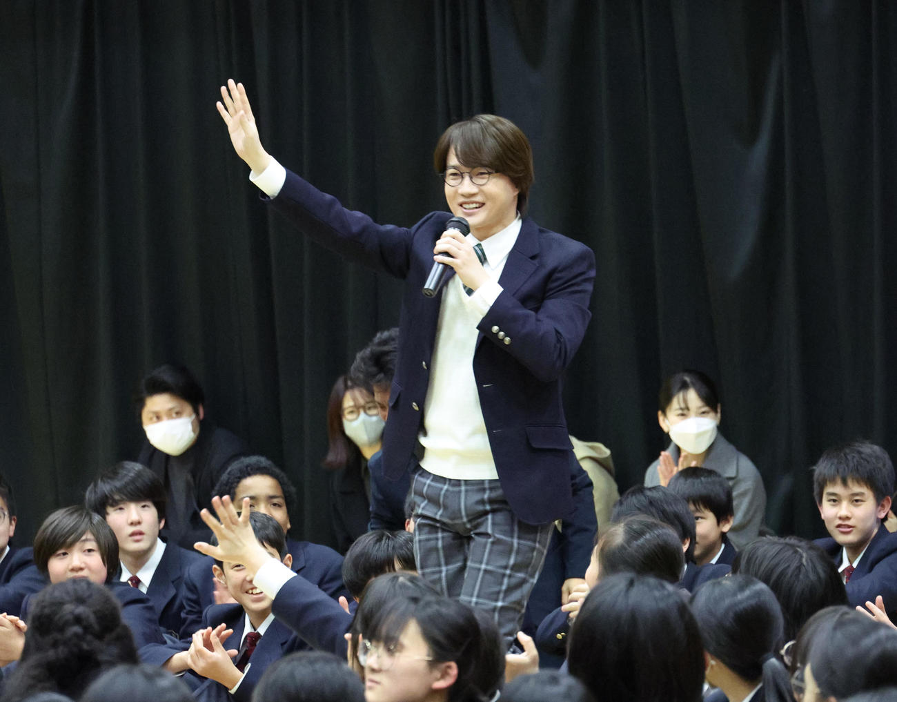 卒業サプライズの学校応援企画「さぁ何やる？青春式」に参加した神木隆之介（撮影・中島郁夫）