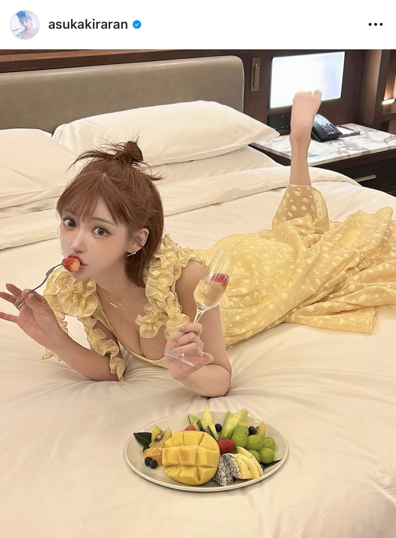 フルーツをつまみながら優雅に過ごす明日花キララ（明日花キララのインスタグラムから）
