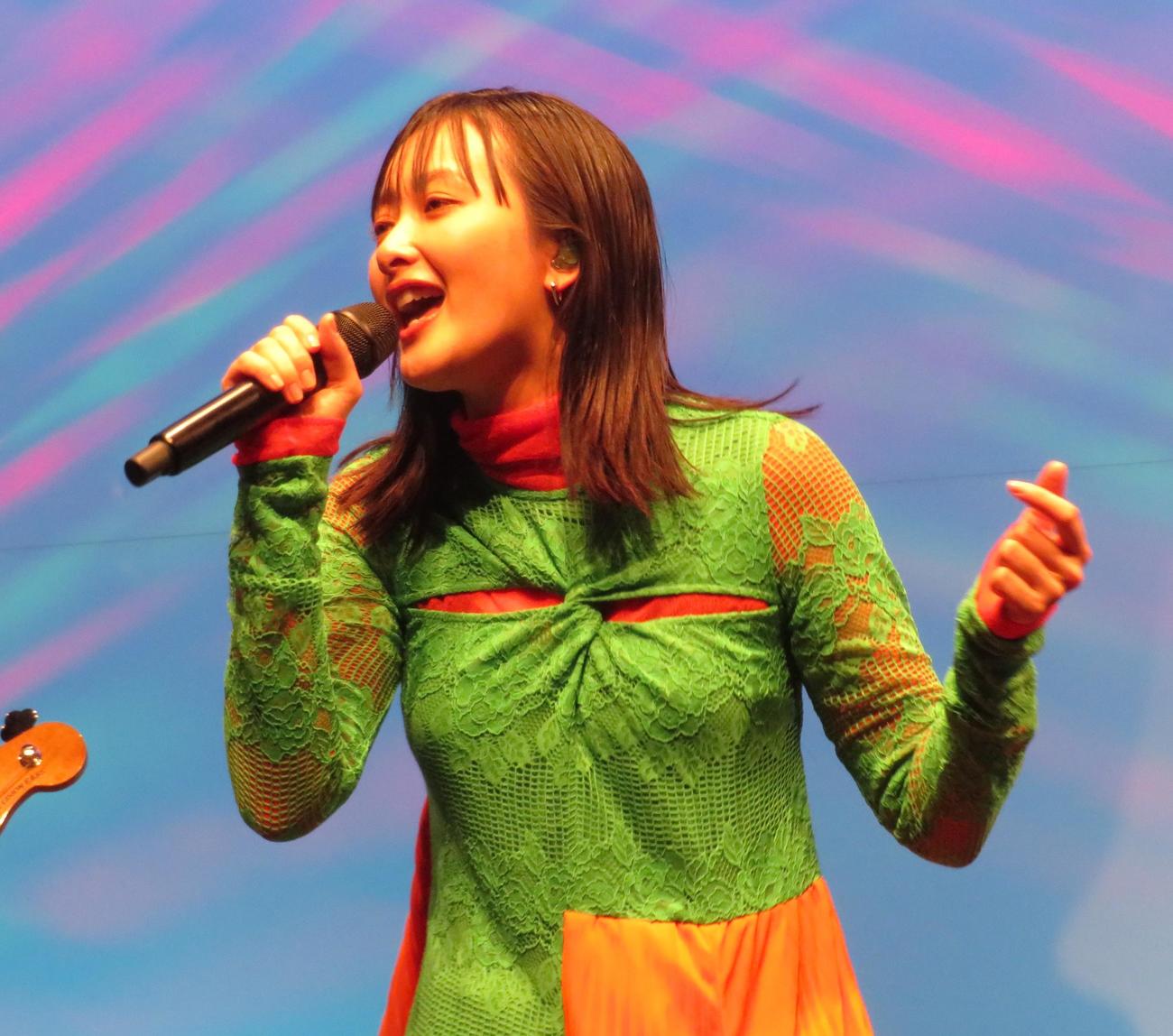 カゴメ「野菜生活100」のアンバサダー就任会見で新曲「ナイスアイデア」を歌唱する緑黄色社会の長屋晴子