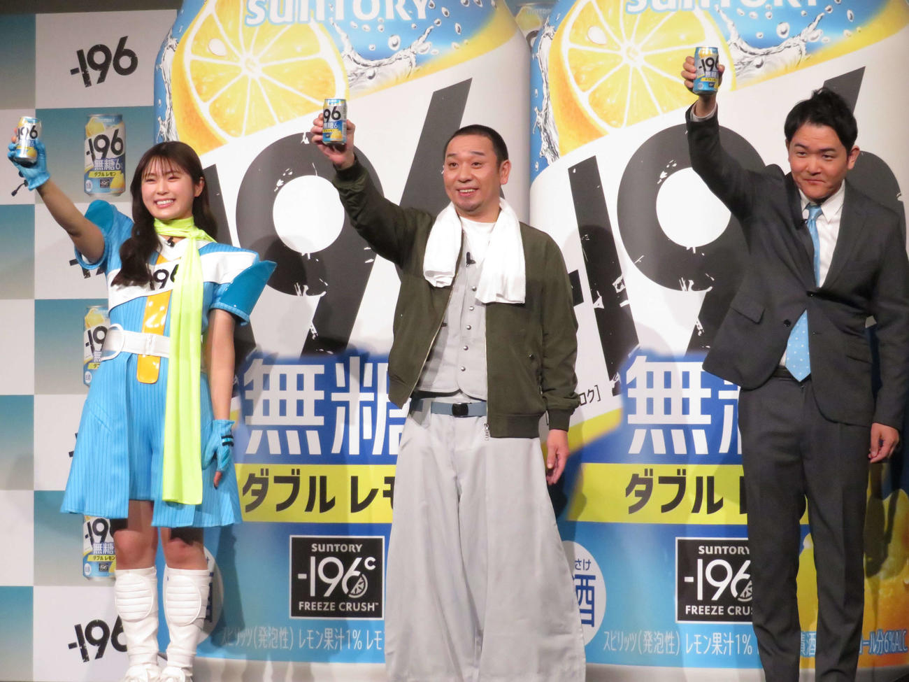 サントリーチューハイ「－196」新CM発表会に出席し乾杯する左から渋谷凪咲、千鳥の大悟とノブ