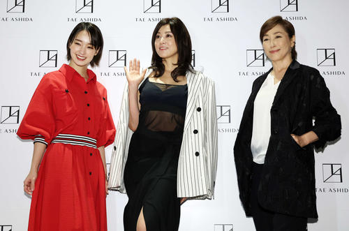 剛力彩芽、赤いロングスカートドレス「洋服好きとしては幸せ」藤原紀香、高島礼子と３姉妹で鑑賞