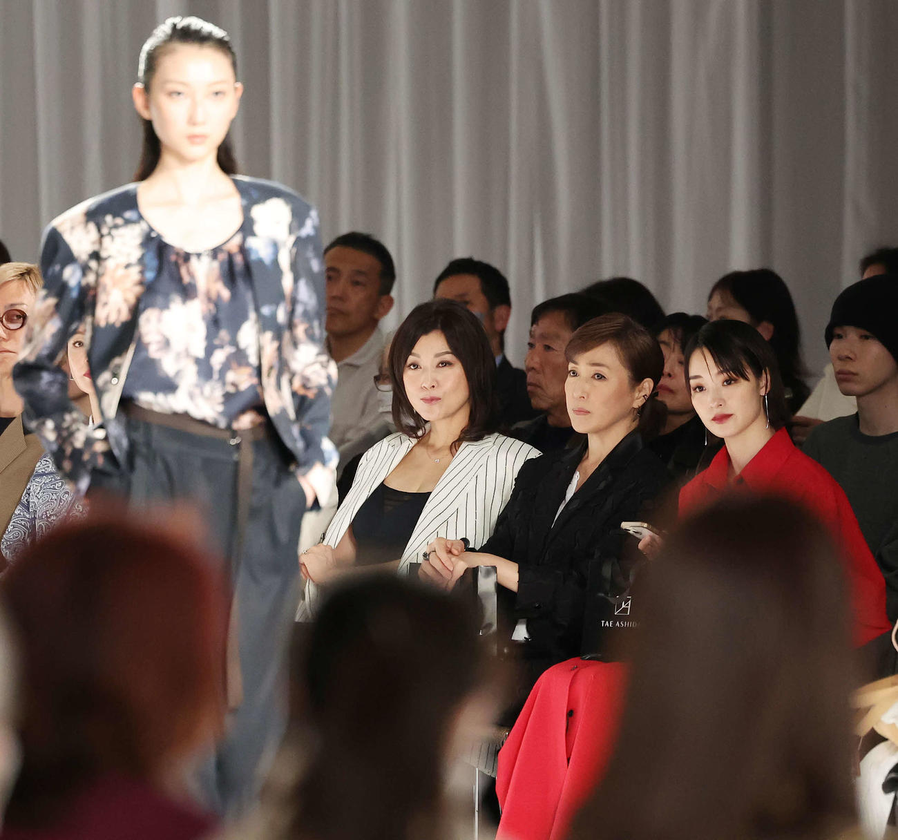 「TAE ASHIDA AUTUMN WINTER COLLECTION 2024－2025」を観覧する、左から藤原紀香、高島礼子、剛力彩芽（撮影・宮地輝）