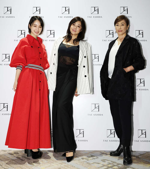 高島礼子「ボーイッシュな感じ」藤原紀香、剛力彩芽とキャッツアイ３姉妹で芦田多恵さんショー鑑賞
