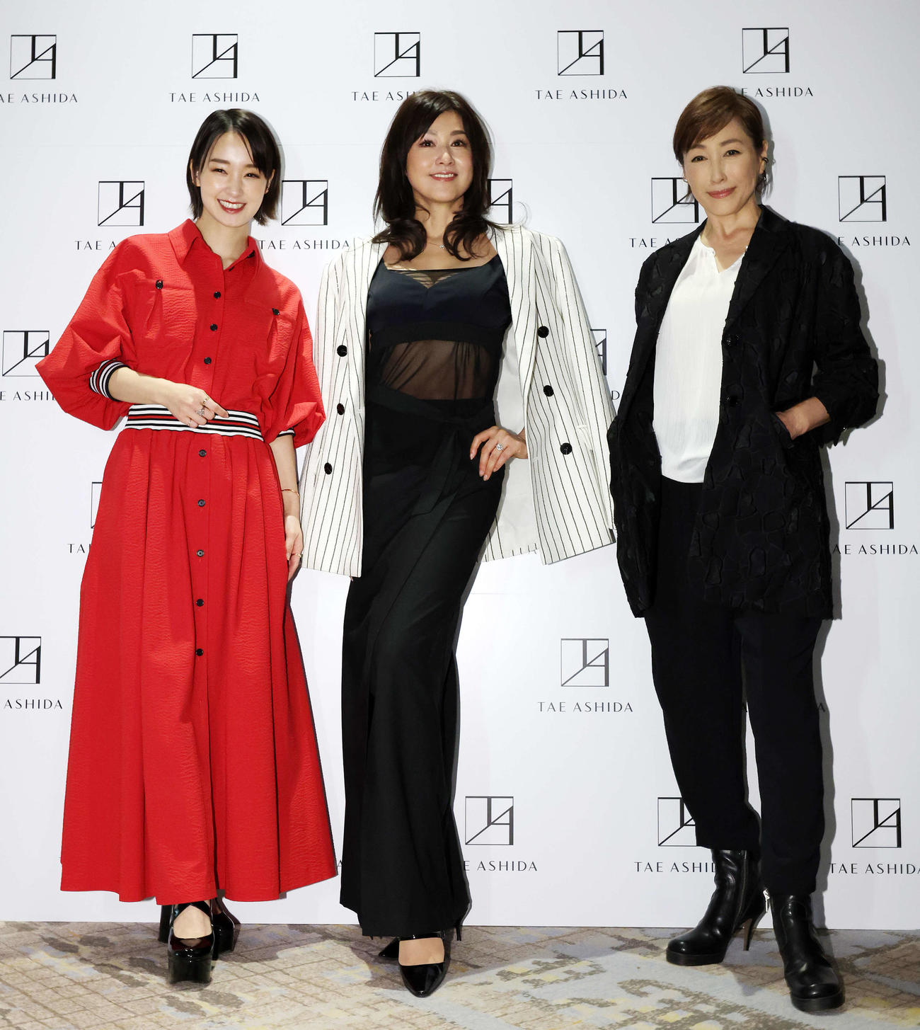 「TAE ASHIDA AUTUMN WINTER COLLECTION 2024－2025」にゲスト来場し記念撮影する、左から剛力彩芽、藤原紀香、高島礼子（撮影・宮地輝）