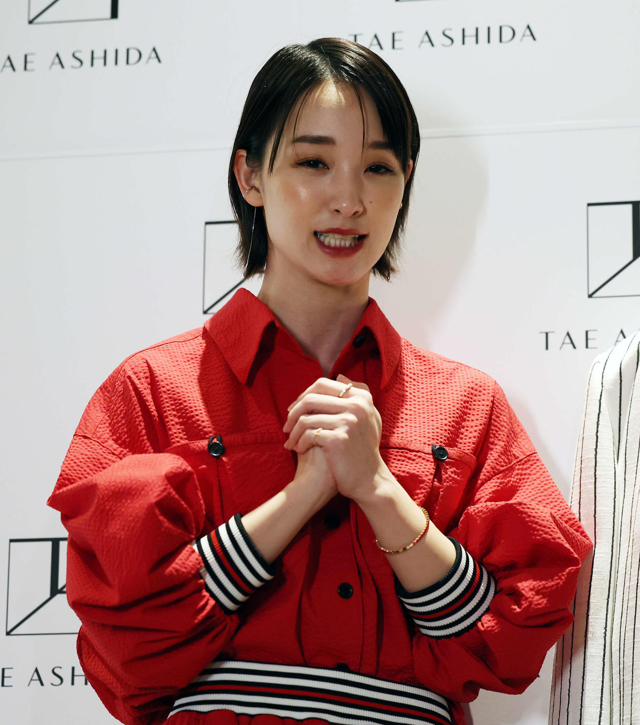 「TAE ASHIDA AUTUMN WINTER COLLECTION 2024－2025」にゲスト来場し、笑顔を見せる剛力彩芽（撮影・宮地輝）