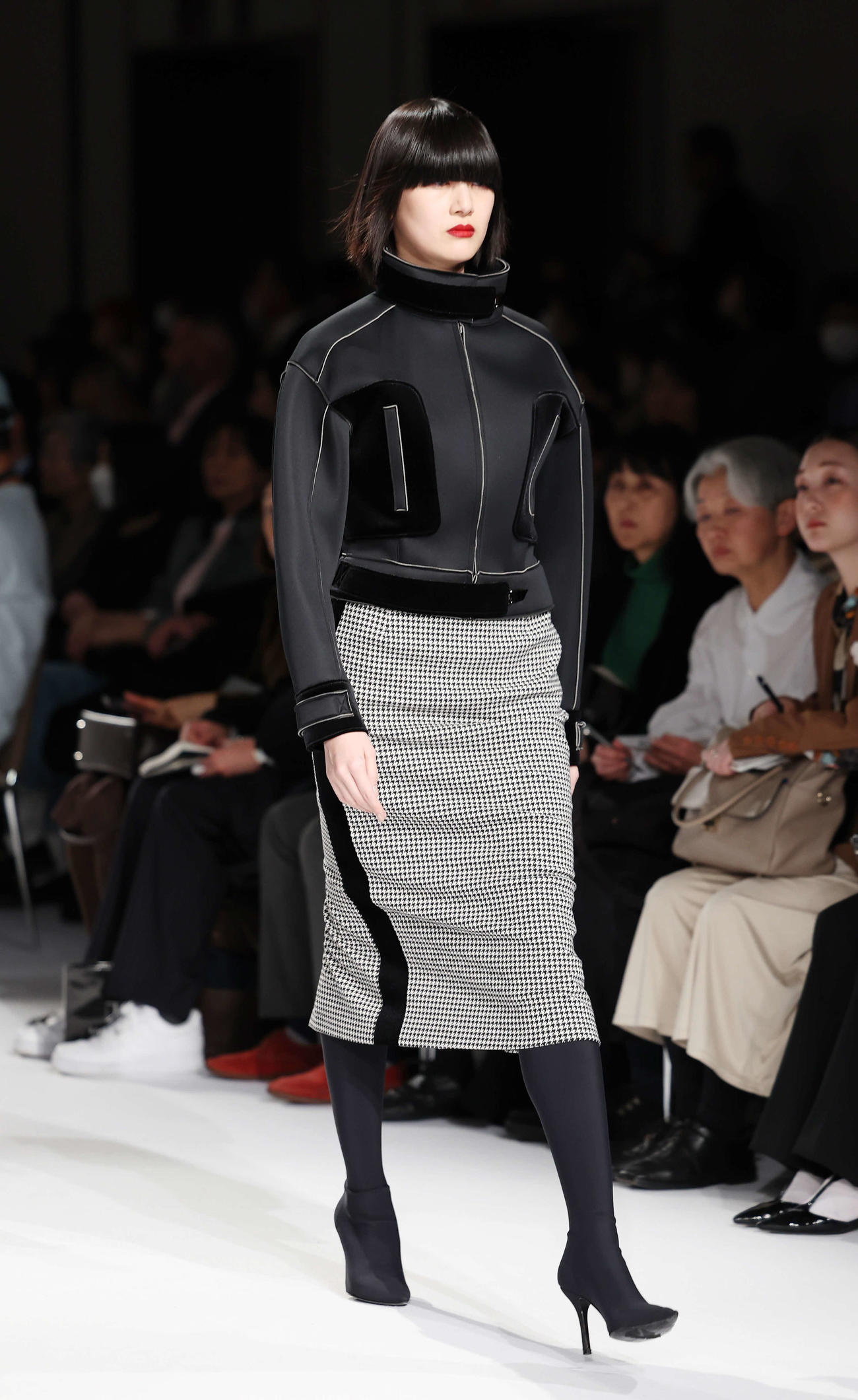 「TAE ASHIDA AUTUMN WINTER COLLECTION 2024－2025」でランウェイを歩く稲垣貴子（撮影・宮地輝）