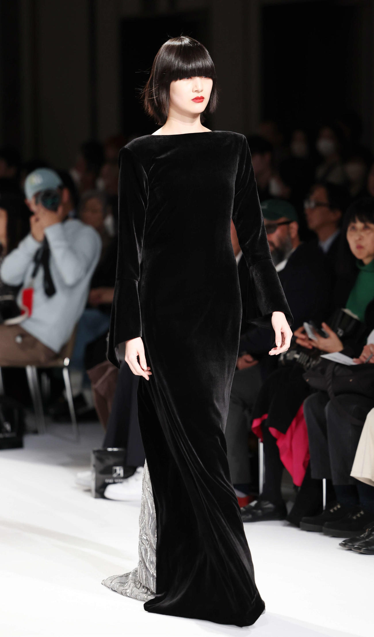 「TAE ASHIDA AUTUMN WINTER COLLECTION 2024－2025」でランウェイを歩く稲垣貴子（撮影・宮地輝）