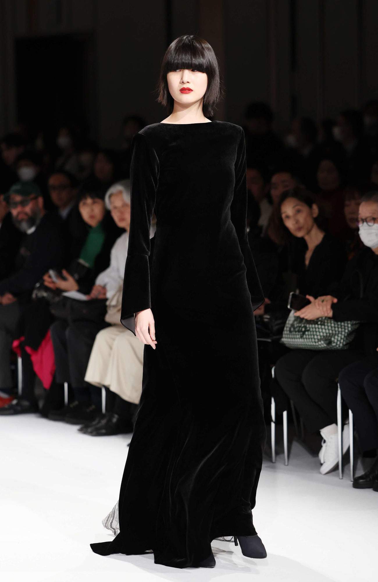 「TAE ASHIDA AUTUMN WINTER COLLECTION 2024－2025」でランウェイを歩く稲垣貴子（撮影・宮地輝）