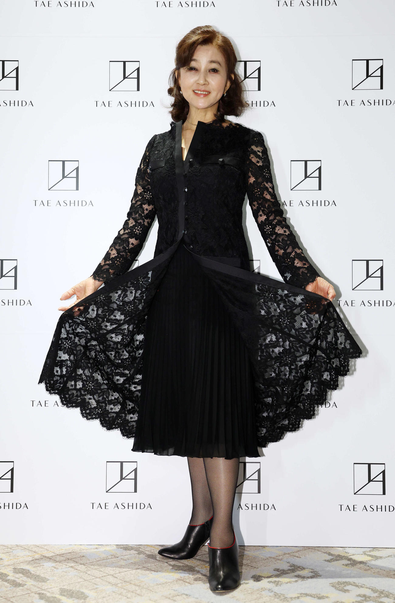 「TAE ASHIDA AUTUMN WINTER COLLECTION 2024－2025」にゲスト来場し、ポーズを取る秋吉久美子（撮影・宮地輝）