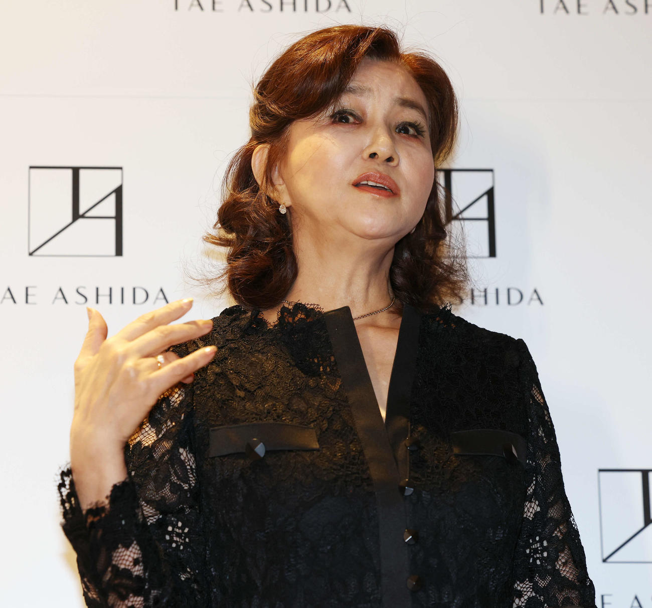 「TAE ASHIDA AUTUMN WINTER COLLECTION 2024－2025」にゲスト来場し、記者の質問に答える秋吉久美子（撮影・宮地輝）