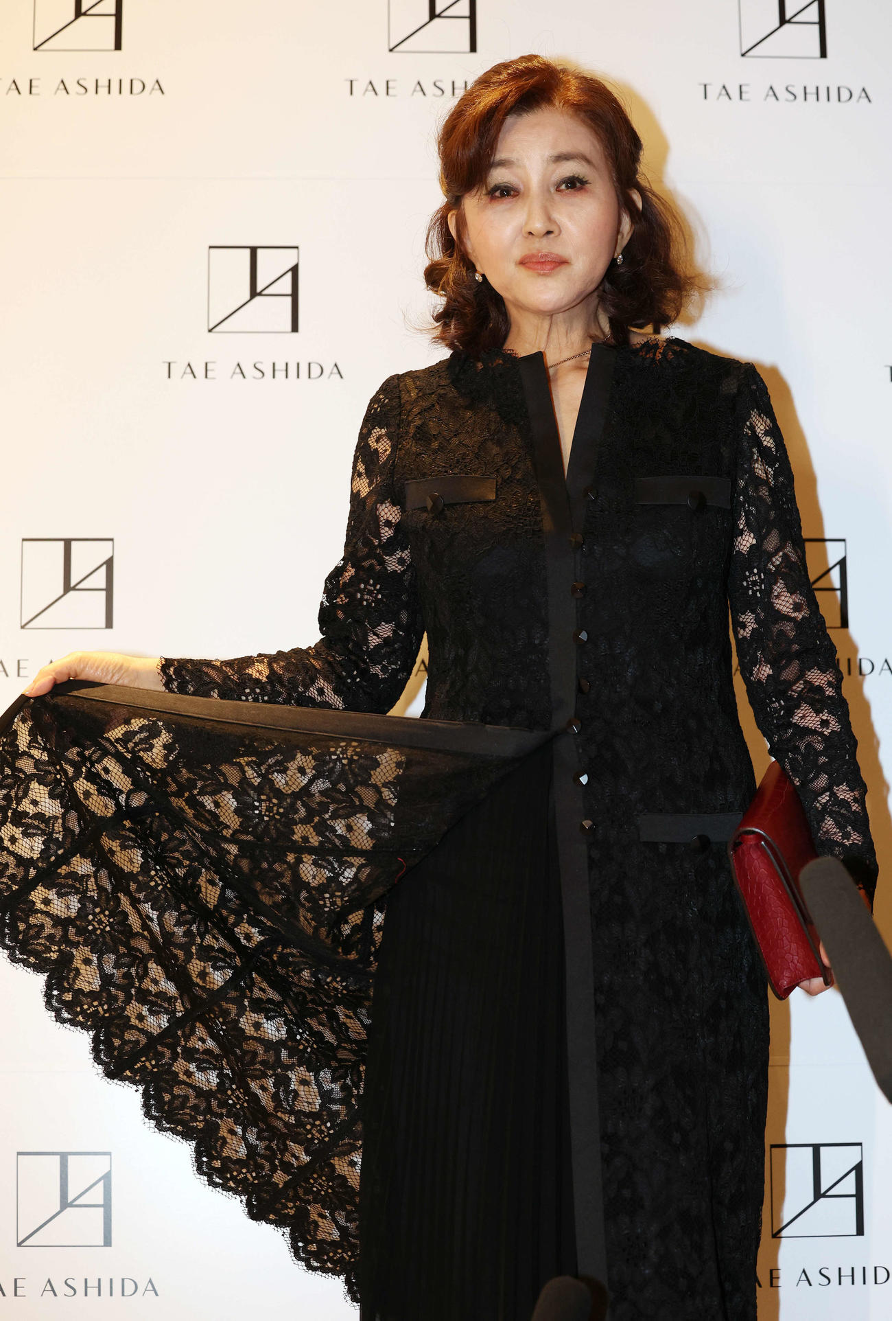「TAE ASHIDA AUTUMN WINTER COLLECTION 2024－2025」にゲスト来場し、記者の質問に答える秋吉久美子（撮影・宮地輝）