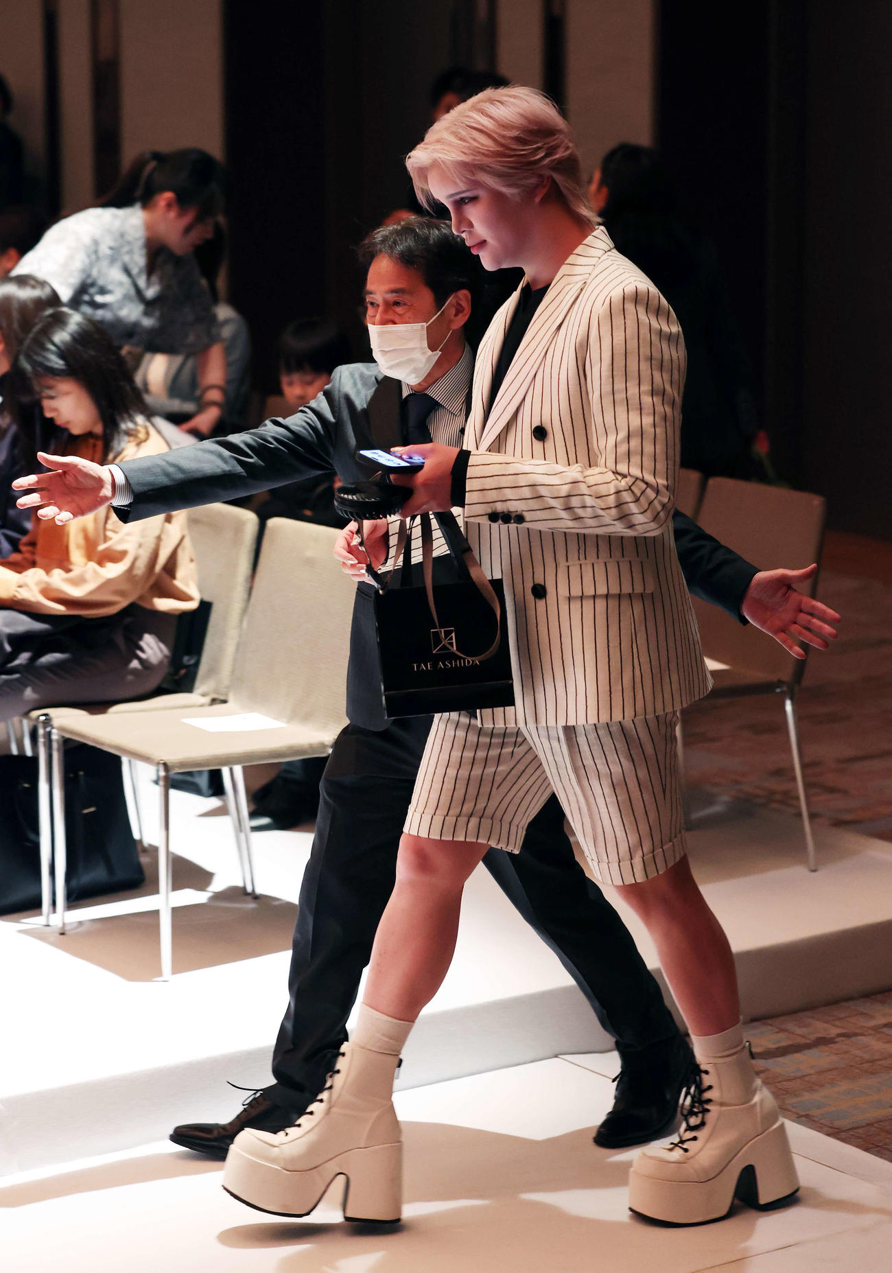 「TAE ASHIDA AUTUMN WINTER COLLECTION 2024－2025」にゲスト来場するMatt（撮影・宮地輝）