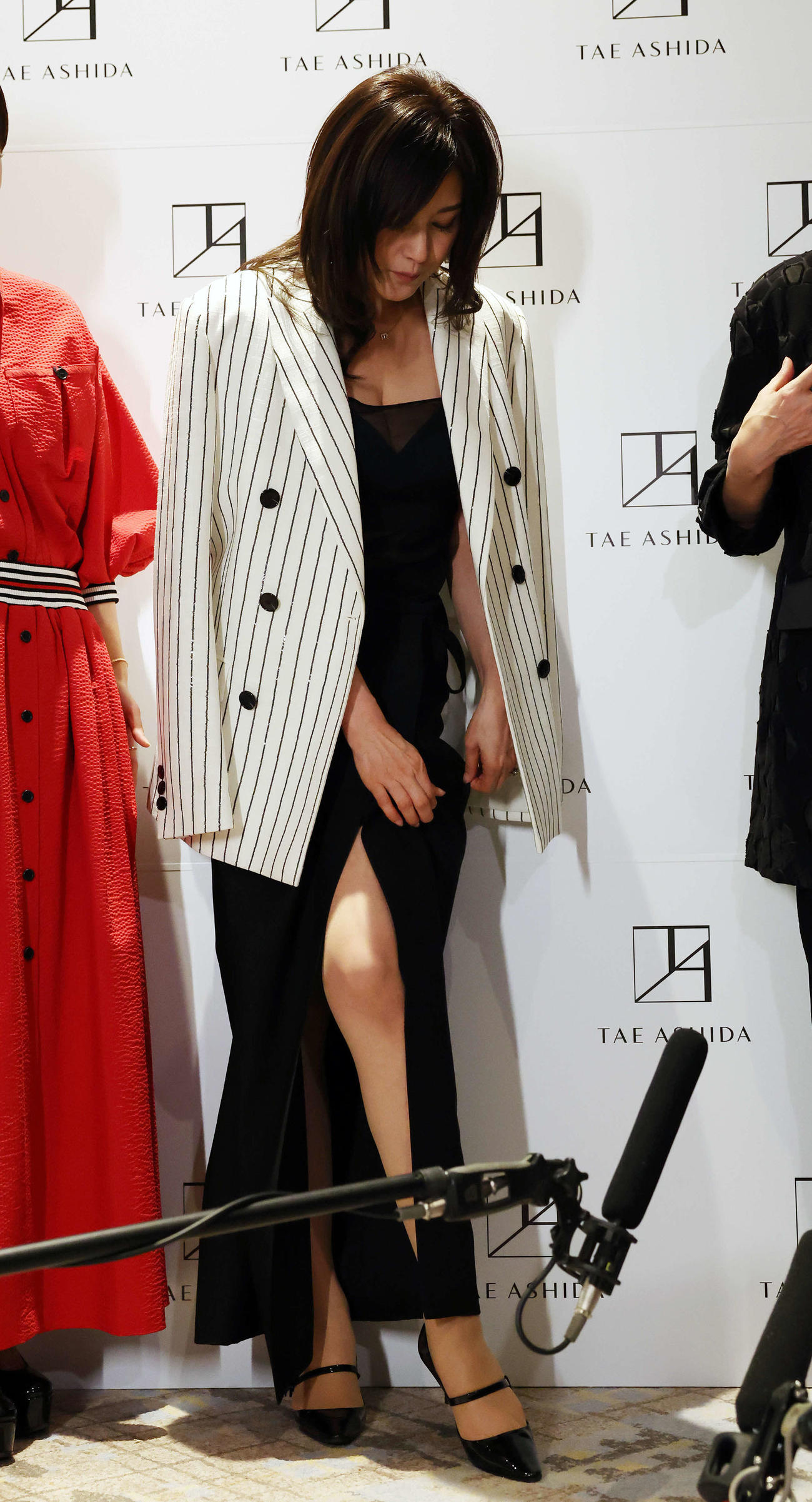 「TAE ASHIDA AUTUMN WINTER COLLECTION 2024－2025」にゲスト来場し、服を直す藤原紀香（撮影・宮地輝）