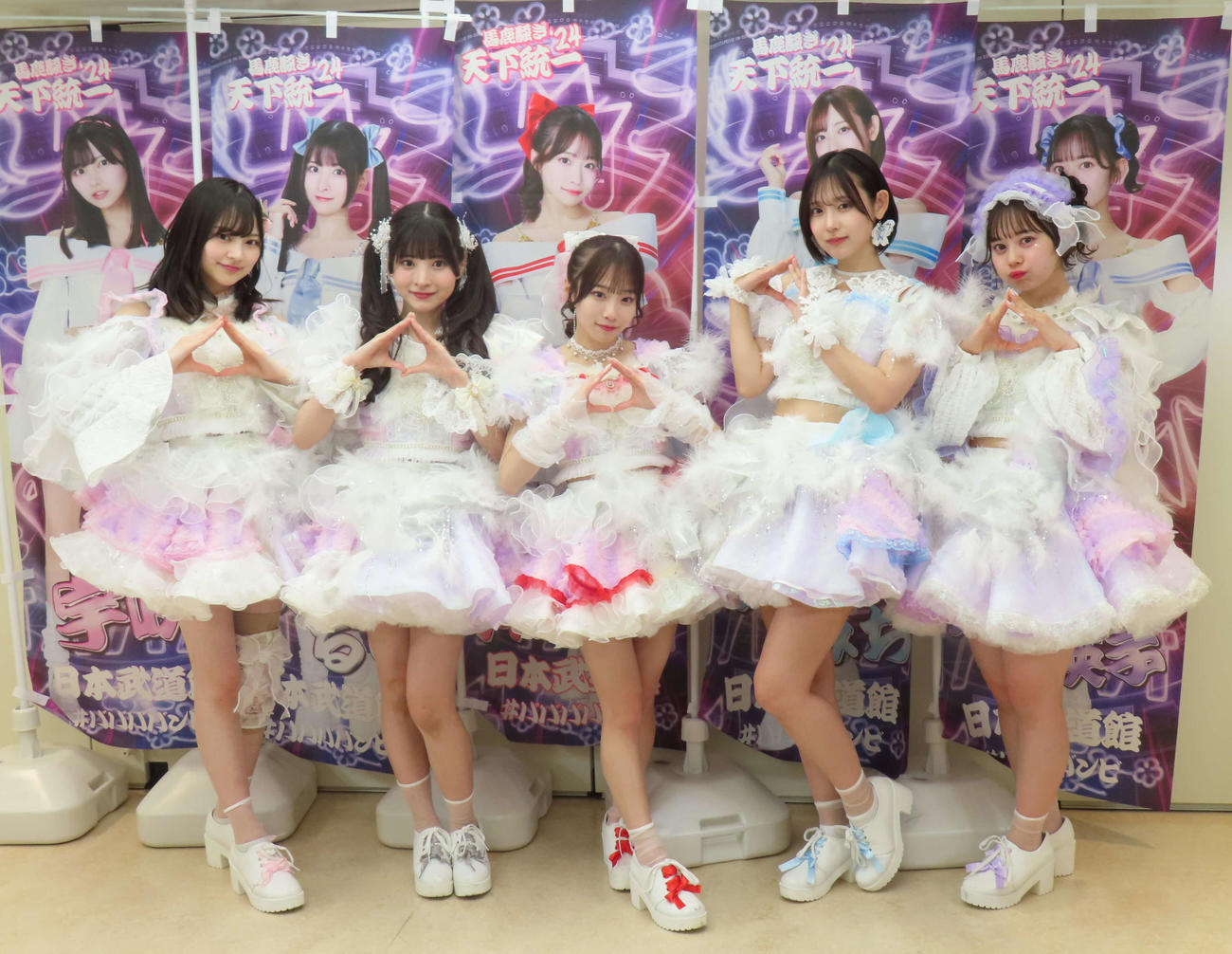 初の日本武道館公演を開催した＃ババババンビ。左から宇咲、小鳥遊るい、岸みゆ、水湊みお、近藤沙瑛子