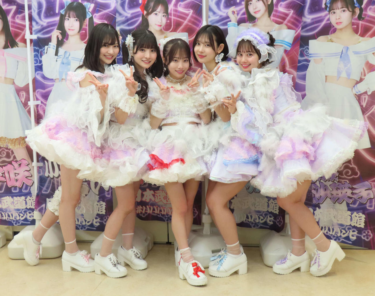 初の日本武道館公演を開催した＃ババババンビ。左から宇咲、小鳥遊るい、岸みゆ、水湊みお、近藤沙瑛子