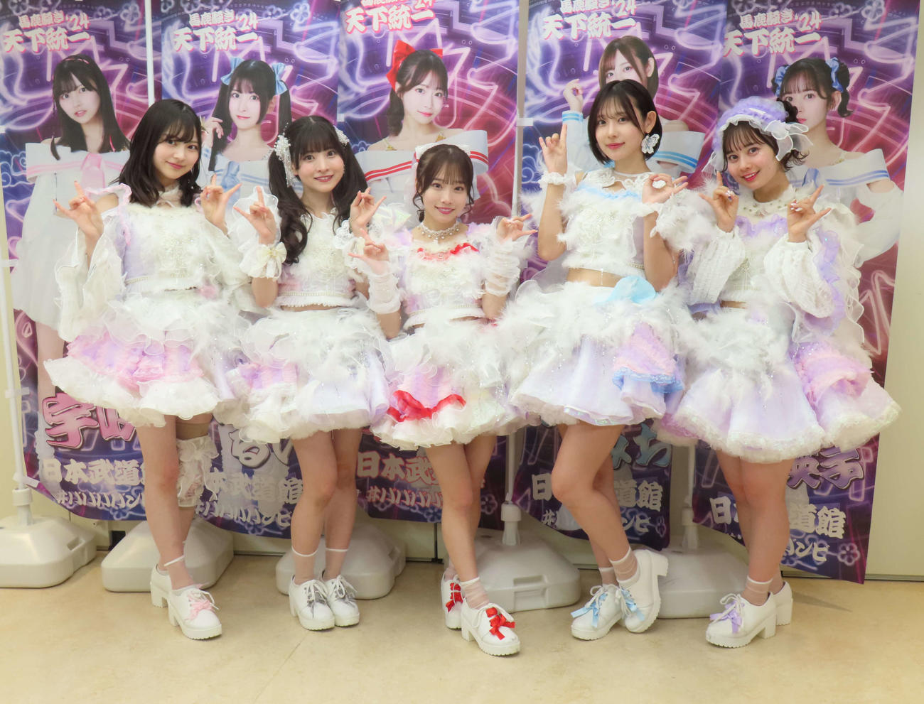 初の日本武道館公演を開催した＃ババババンビ。左から宇咲、小鳥遊るい、岸みゆ、水湊みお、近藤沙瑛子