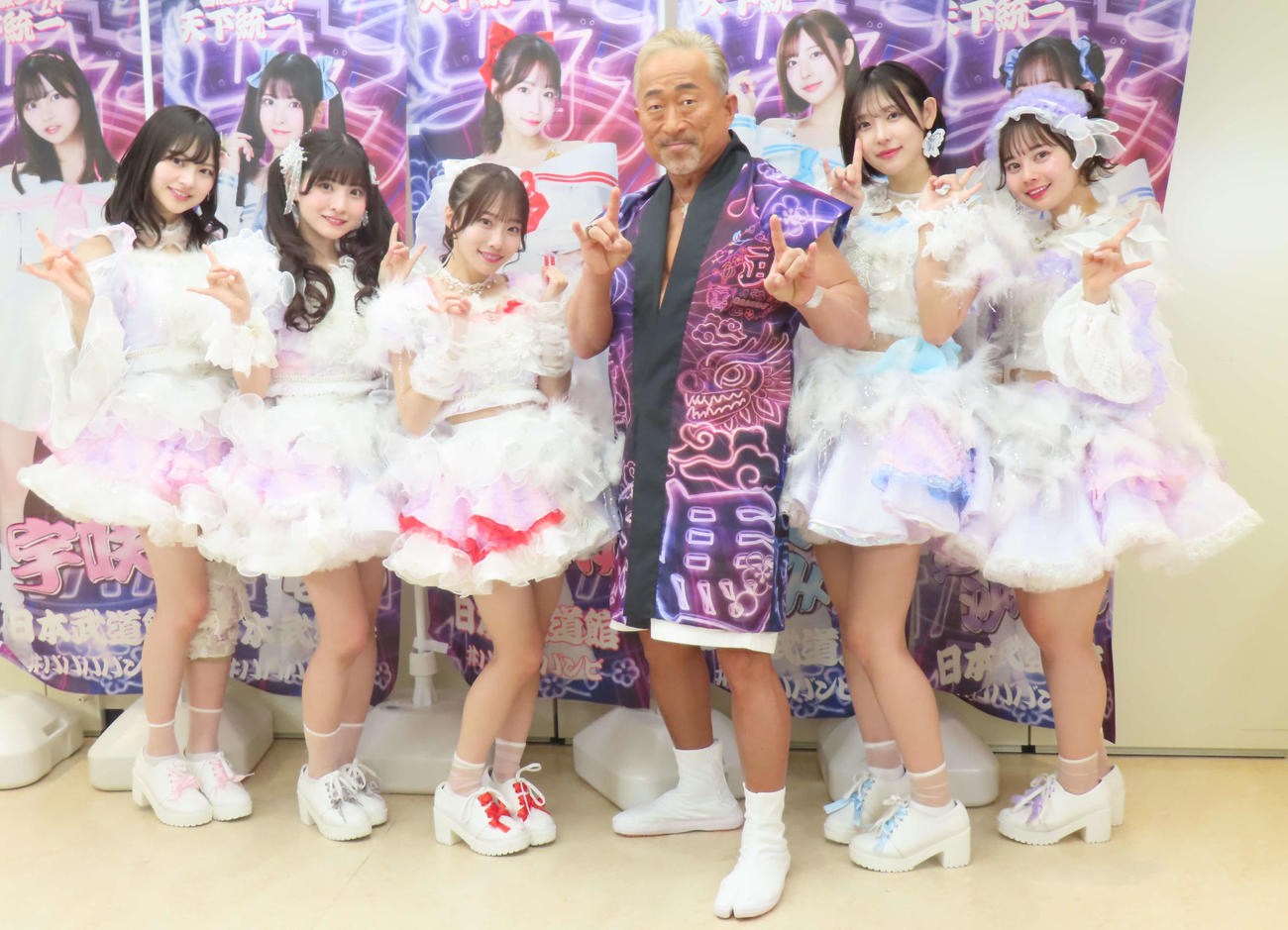 初の日本武道館公演を開催した＃ババババンビを祝福する角田信朗（左から4人目）。左から宇咲、小鳥遊るい、岸みゆ、1人おいて水湊みお、近藤沙瑛子