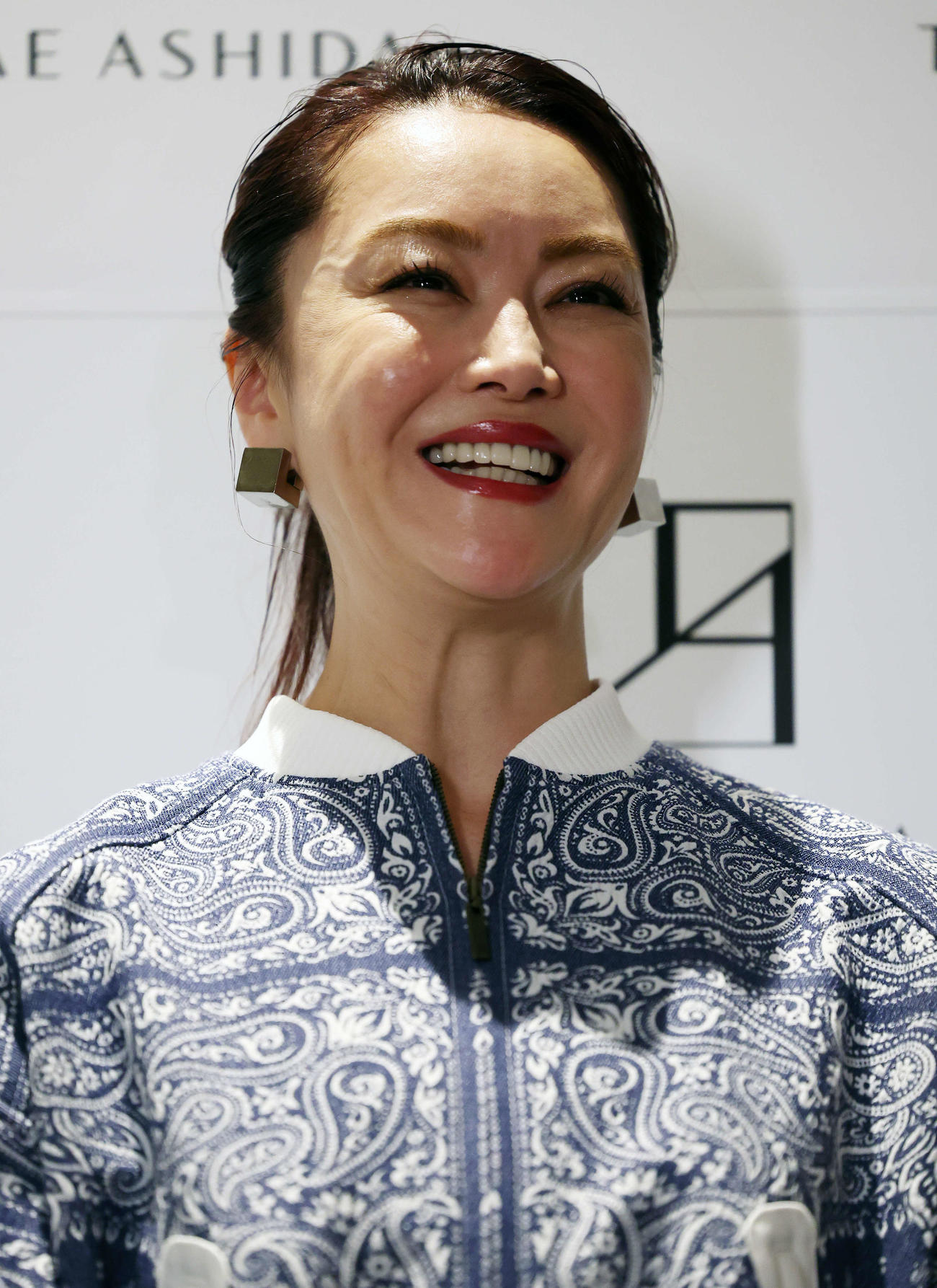 「TAE ASHIDA AUTUMN WINTER COLLECTION 2024－2025」にゲスト来場し、笑顔を見せる観月ありさ（撮影・宮地輝）