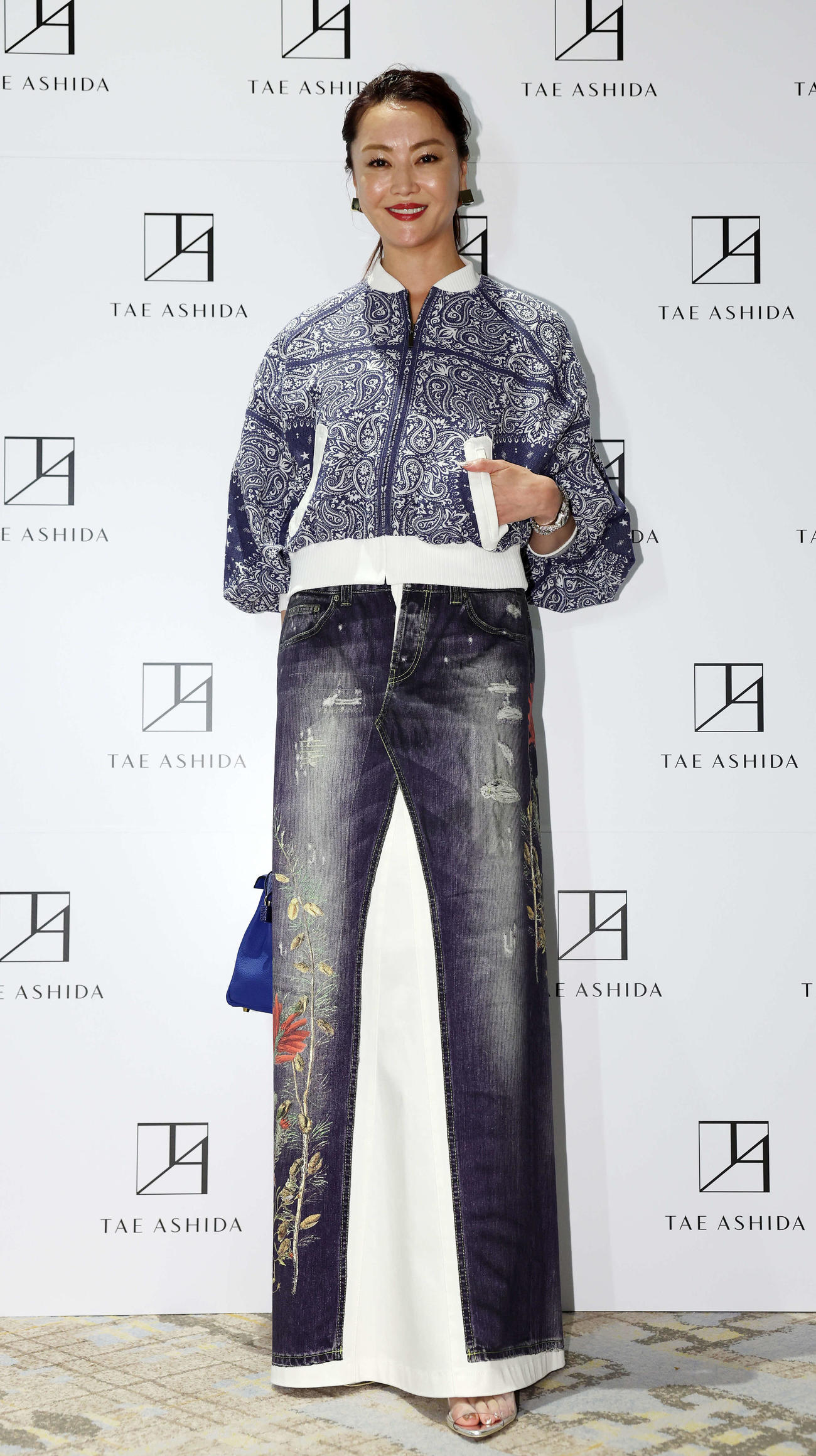 「TAE ASHIDA AUTUMN WINTER COLLECTION 2024－2025」にゲスト来場し、ポーズを取る観月ありさ（撮影・宮地輝）