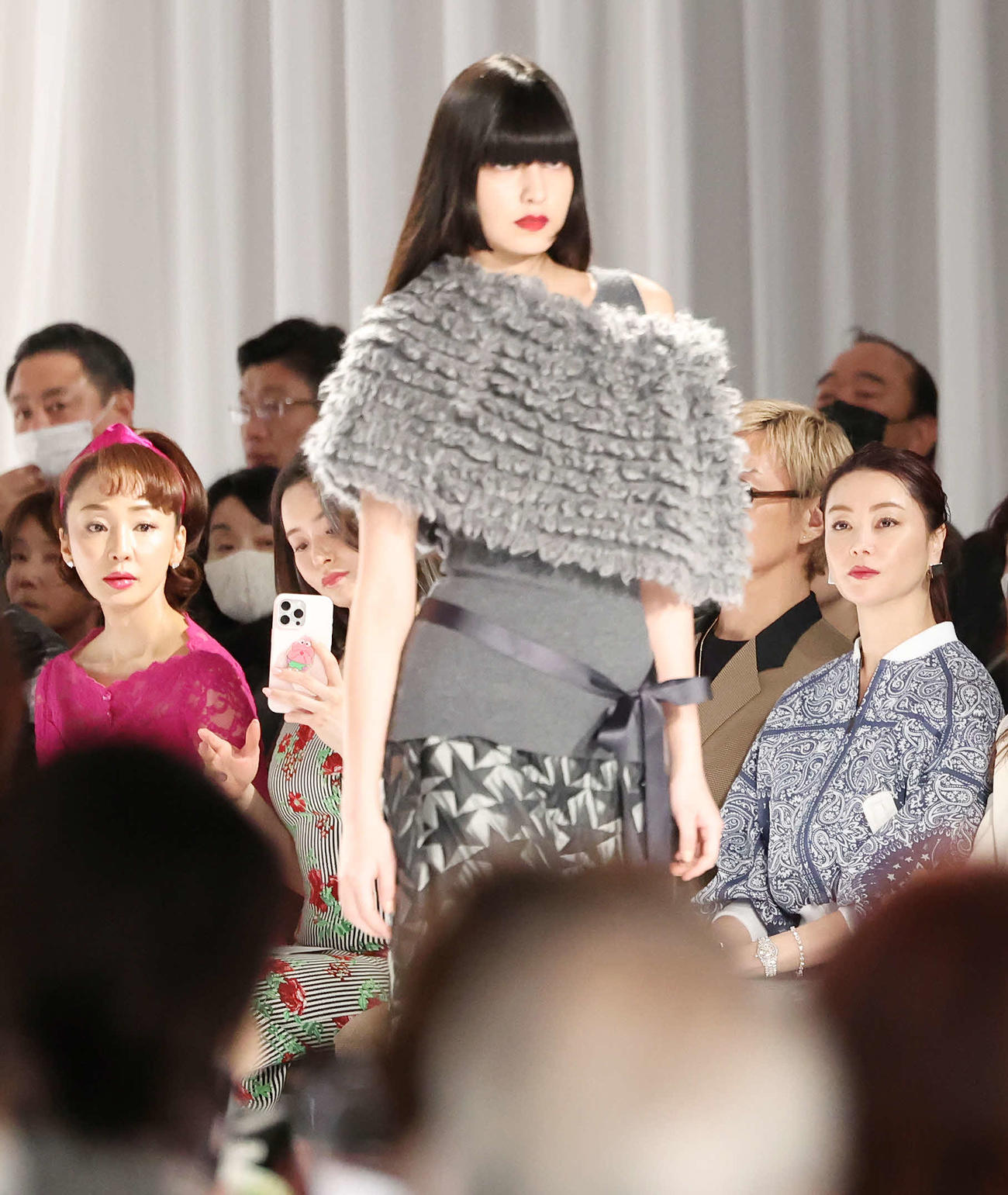 「TAE ASHIDA AUTUMN WINTER COLLECTION 2024－2025」を観覧する神田うの（左）と観月ありさ（撮影・宮地輝）