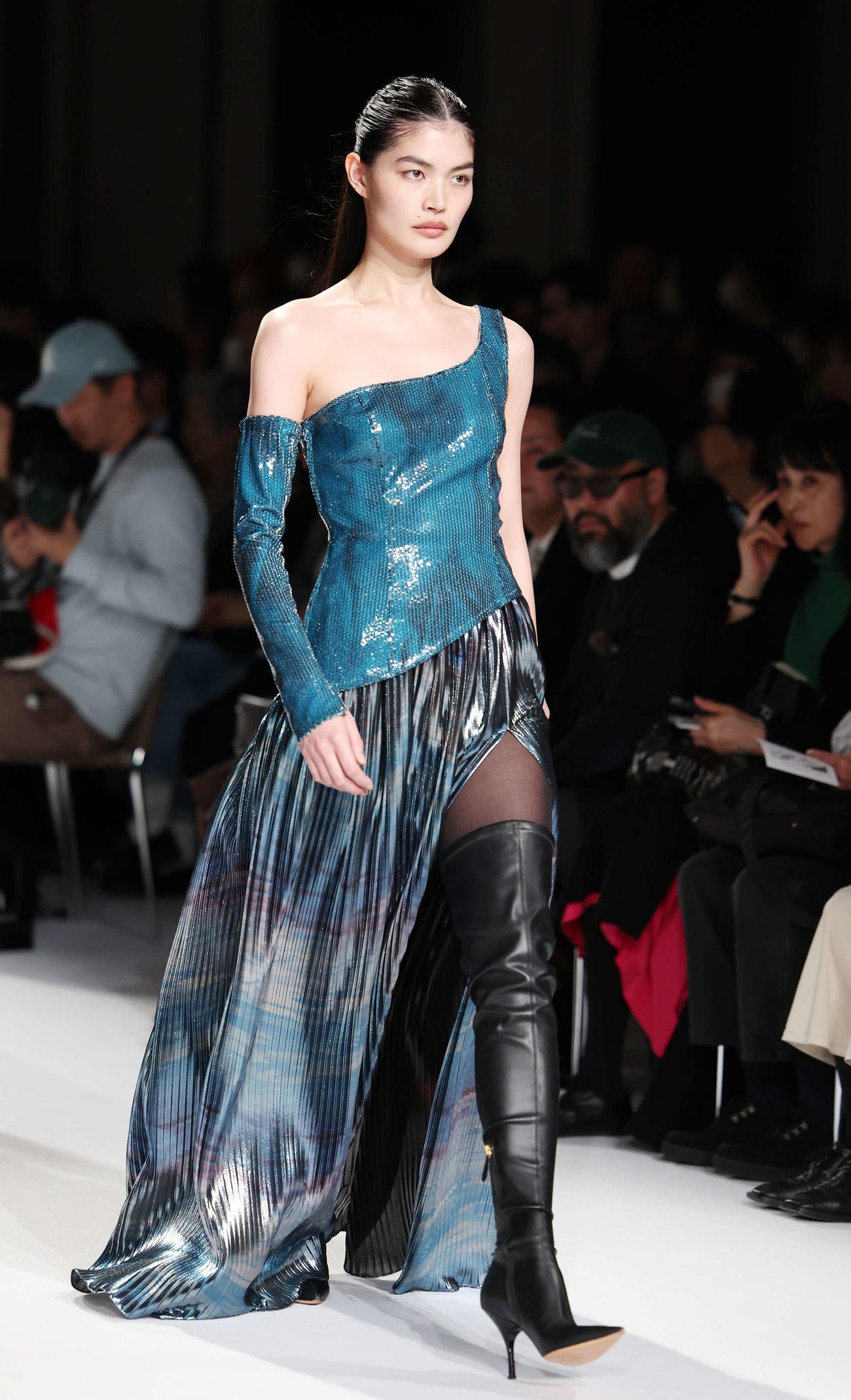 「TAE ASHIDA AUTUMN WINTER COLLECTION 2024－2025」でランウェイを歩く福士リナ（撮影・宮地輝）