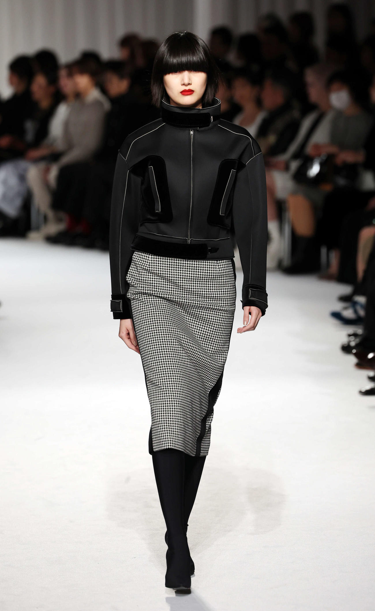 「TAE ASHIDA AUTUMN WINTER COLLECTION 2024－2025」でランウェイを歩く稲垣貴子（撮影・宮地輝）