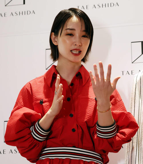 「TAE ASHIDA AUTUMN WINTER COLLECTION 2024－2025」にゲスト来場し、記者の質問に答える剛力彩芽（撮影・宮地輝）