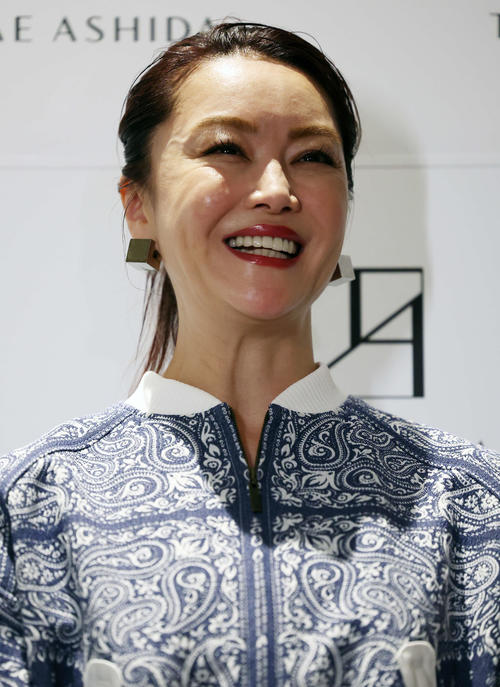 「TAE ASHIDA AUTUMN WINTER COLLECTION 2024－2025」にゲスト来場し、笑顔を見せる観月ありさ（撮影・宮地輝）