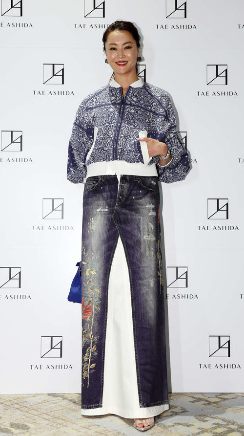 「TAE ASHIDA AUTUMN WINTER COLLECTION 2024－2025」にゲスト来場し、ポーズを取る観月ありさ（撮影・宮地輝）